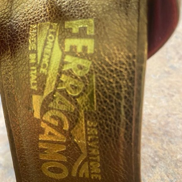 Ferragamo Gold Heels Size 9 1/2 B Leaf design Leather - Picture 5 of 16